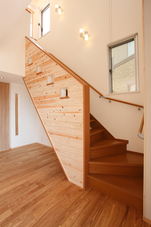木目のデザインが美しいスギ板張りの階段